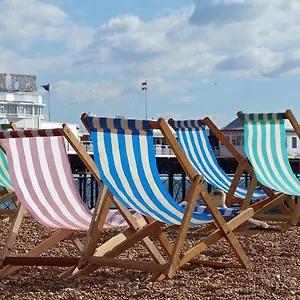 Beachside Retreat 2-bedroom Gem With Free Private Parking & Outdoor Space , Brighton United Kingdom